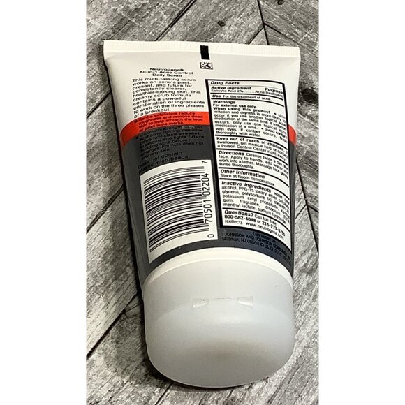 Neutrogena All-In-1 Acne Control Daily Facial Scrub 4.2 Fl Oz - Picture 2 of 5